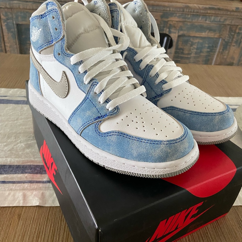 Nike Air Jordan 1 Retro High OG in Hyper Royal size 6.5